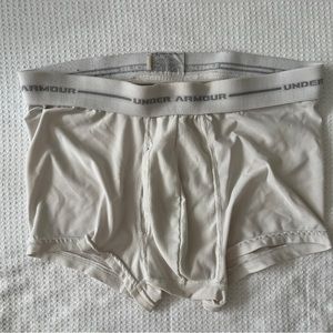 Under Armour Trunk - Medium 🤍